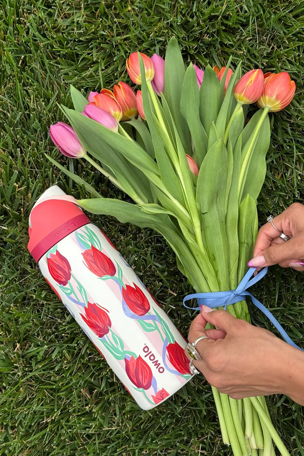 Owala Free Sip 32oz Water Bottle (Tulip Bouquet)